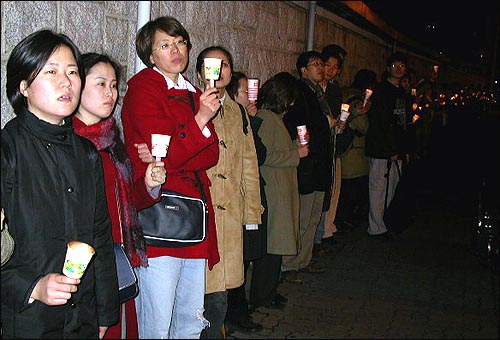 미 대사관 뒷담에 '촛불 인간띠'를 만든 시민들. 